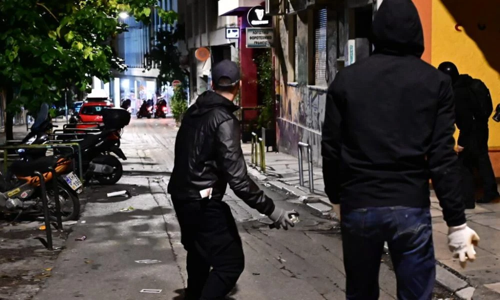 Επεισόδια στα Εξάρχεια: Επίθεση με μολότοφ σε διμοιρία των ΜΑΤ
